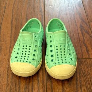 Native Kids Water Shoes in Teal and white